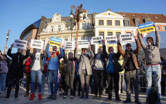 Svobodu a slávu Ukrajině, znělo centrem Liberce, které zaplnily stovky lidí