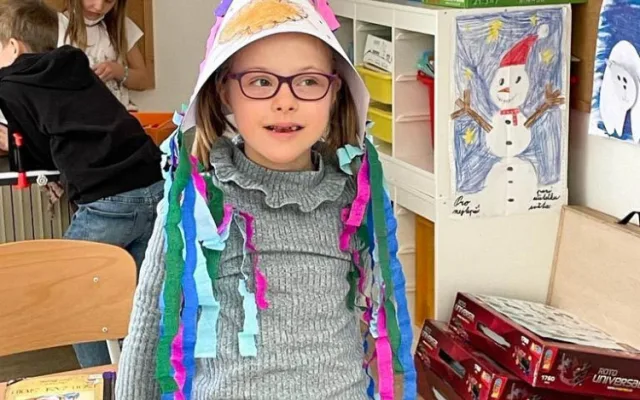 Karolínka s Downovým syndromem chodí do běžné školy, lyžuje a tancuje