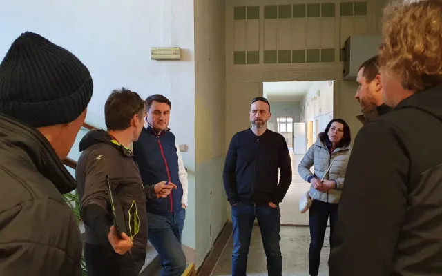 Bývalý internát Zeyerova už se plní výbavou. První uprchlíci by se mohli ubytovat ve čtvrtek
