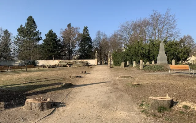 Kácení v Zahradě vzpomínek. Stromy jsou pryč, areál projde obnovou
