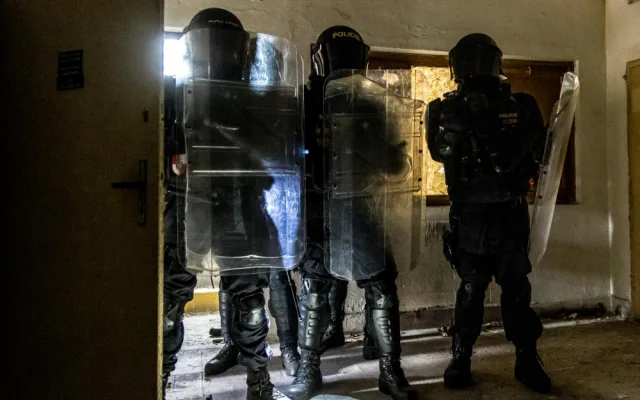 Policisté z liberecké pořádkové jednotky se zúčastnili hromadného cvičení. Nacvičovali třeba rozhánění demonstrantů