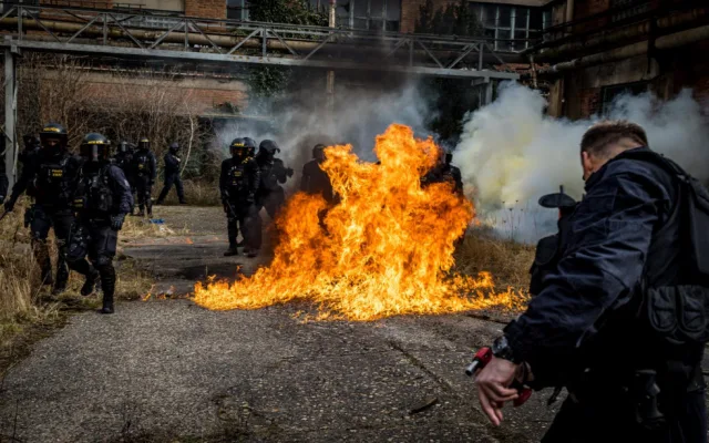 Policisté z liberecké pořádkové jednotky se zúčastnili hromadného cvičení. Nacvičovali třeba rozhánění demonstrantů