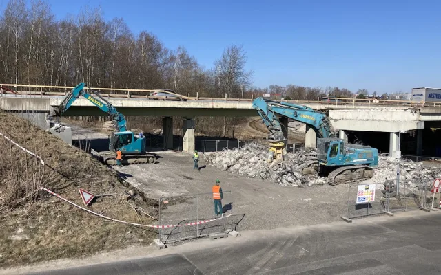 Práce na průtahu pokračují. Část mostu u bývalého Baumaxu už je zbouraná