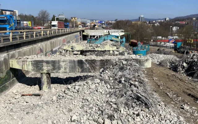 Práce na průtahu pokračují. Část mostu u bývalého Baumaxu už je zbouraná