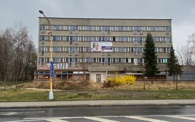 Bývalá ubytovna Kovák v Chrastavě je již léta opuštěná a ohrožuje okolí.