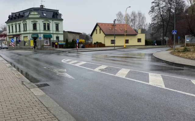 Stávající křižovatka před budovou Kováku se změní, příjezd k marketu bude umožňovat nově vybudovaná okružní křižovatka