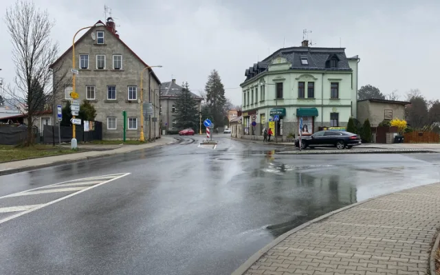Stávající křižovatka před budovou Kováku se změní, příjezd k marketu bude umožňovat nově vybudovaná okružní křižovatka