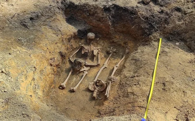 Podle původního nápisu na pomníku by měli být v tomto hrobě pochováni rakouský polní myslivec a husar z pluku Liechtenstein.