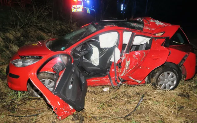 Nezvládla předjíždění na plné čáře. Auto dostalo smyk a narazilo do stromu