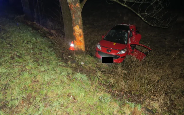 Nezvládla předjíždění na plné čáře. Auto dostalo smyk a narazilo do stromu