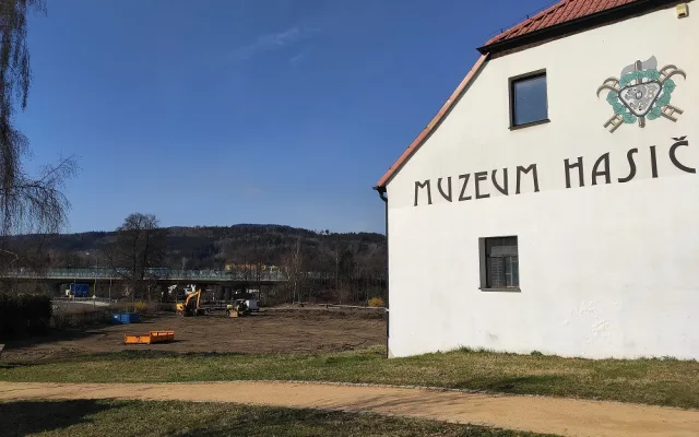 Prostor pod muzeem v Chrastavě už neslouží zahrádkářům. Nahradí louku za hasičárnou
