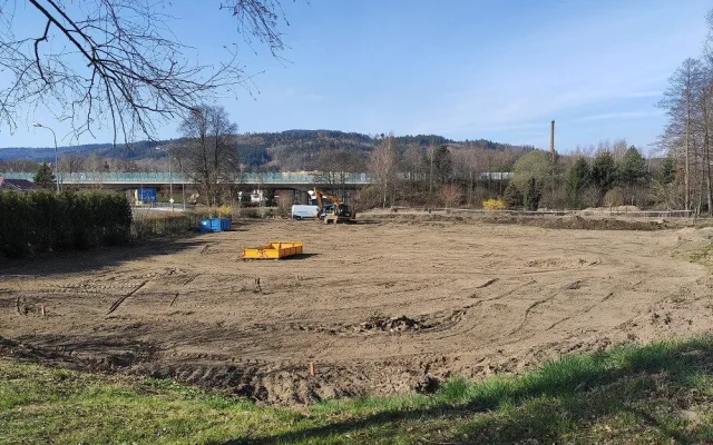 Prostor pod muzeem v Chrastavě už neslouží zahrádkářům. Nahradí louku za hasičárnou