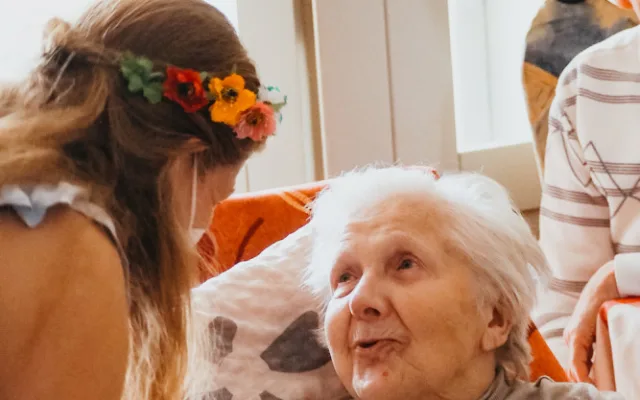Zdravotní klauni nově rozdávají radost seniorům v Jabloneckých Pasekách.  Dříve narozené budou navštěvovat ob týden