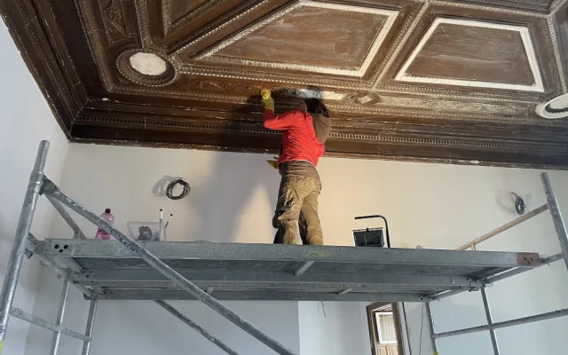 Rekonstrukce Liebiegova paláce pokračuje. Z oranžérie bude kavárna, z koupelny učebna