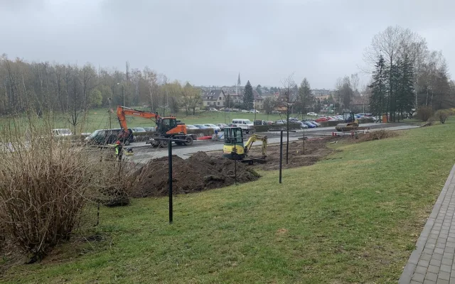 Parkoviště u Hokejky staví město bez povolení. Na jeho vydání čekáme, říká náměstek