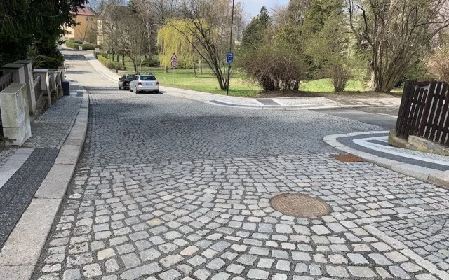 Uzavírka Jiskrovy ulice trvala téměř rok. Nebyl materiál a kameníci, vysvětlil náměstek