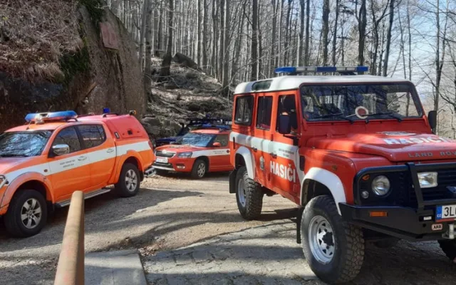 Muž uvízl v Jizerkách, chtěl si zkrátit cestu. Museli pro něho lezci
