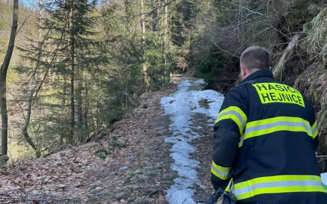 Muž uvízl v Jizerkách, chtěl si zkrátit cestu. Museli pro něho lezci