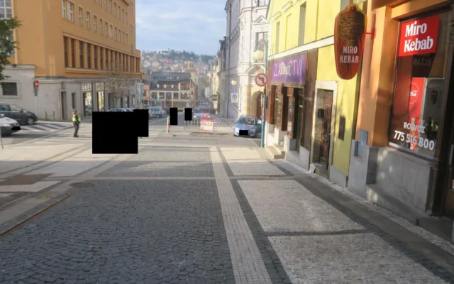 Zaparkované auto v Jablonci se samo rozjelo z kopce. Narazilo do budovy soudu