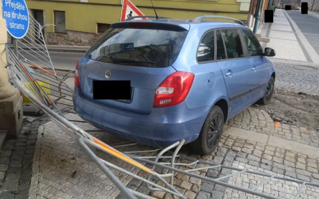 Zaparkované auto v Jablonci se samo rozjelo z kopce. Narazilo do budovy soudu