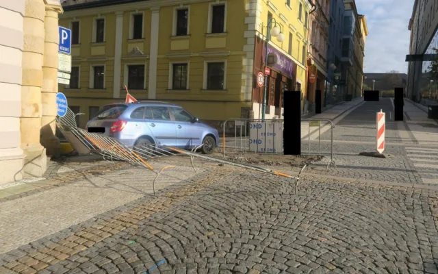 Zaparkované auto v Jablonci se samo rozjelo z kopce. Narazilo do budovy soudu