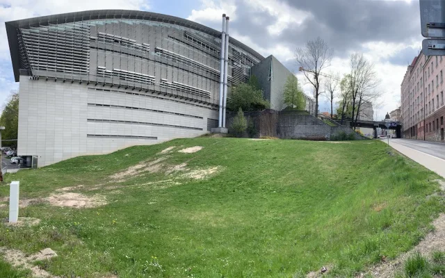 Jabloň ve skleněném tubusu. Pod knihovnou má vyrůst památník policistům, kteří zemřeli ve službě