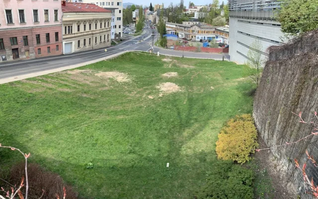 Jabloň ve skleněném tubusu. Pod knihovnou má vyrůst památník policistům, kteří zemřeli ve službě