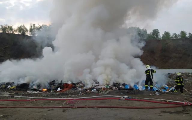 Hasiči likvidovali požár skládky odpadu v Košťálově. Zasahovalo osm jednotek