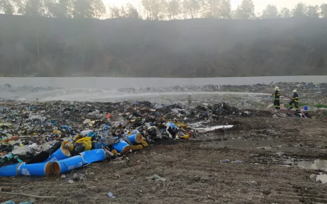 Hasiči likvidovali požár skládky odpadu v Košťálově. Zasahovalo osm jednotek