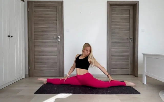 Při cvičení kombinuje prvky jógy a gymnastiky s principy pilates.