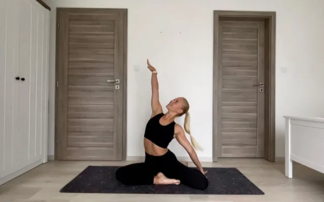 Při cvičení kombinuje prvky jógy a gymnastiky s principy pilates.