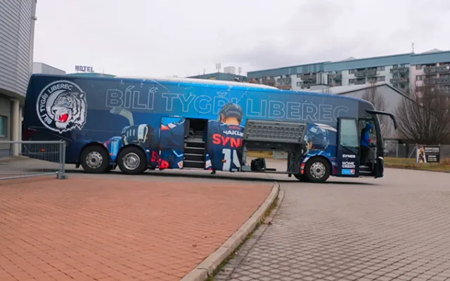 Autobus Bílých Tygrů sklízí chválu. Kdo stojí za vizuálem?