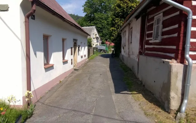Mezi historickými domky v Železném Brodě se vydláždí cesty. Na stavbu přispěje kraj