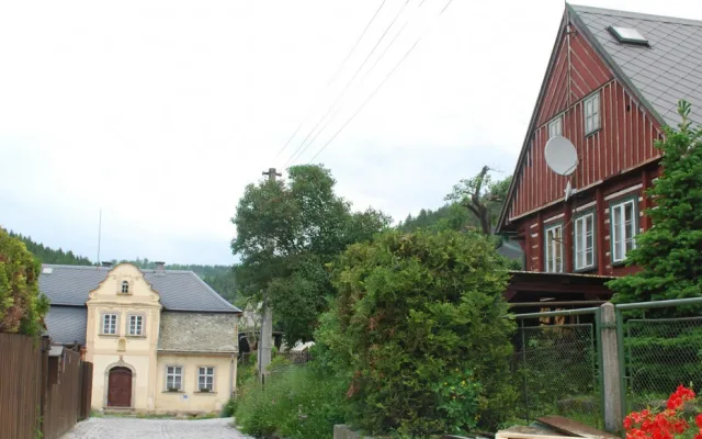 Mezi historickými domky v Železném Brodě se vydláždí cesty. Na stavbu přispěje kraj