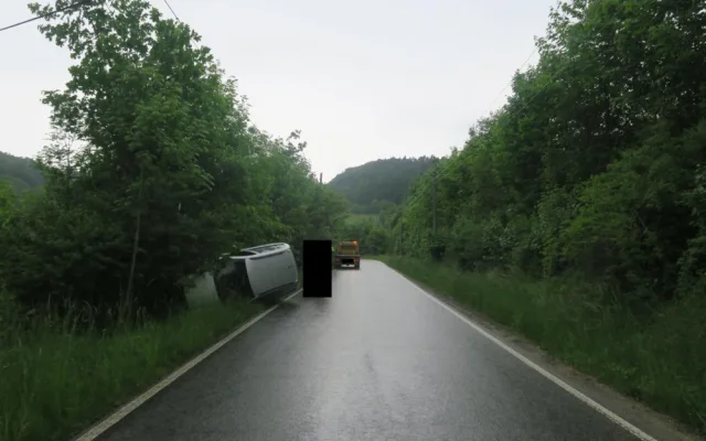 Řidič na Jablonecku usnul za volantem. Auto se převrátilo