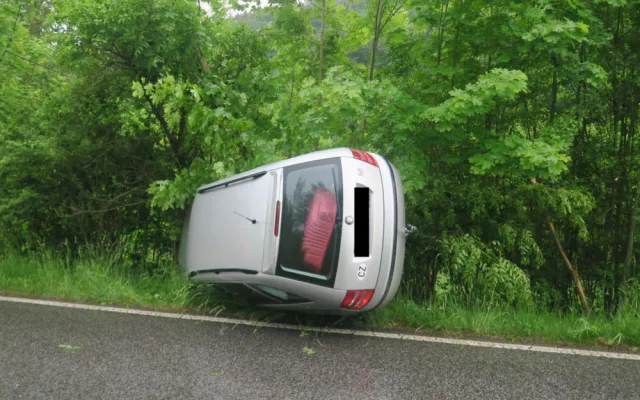 Řidič na Jablonecku usnul za volantem. Auto se převrátilo