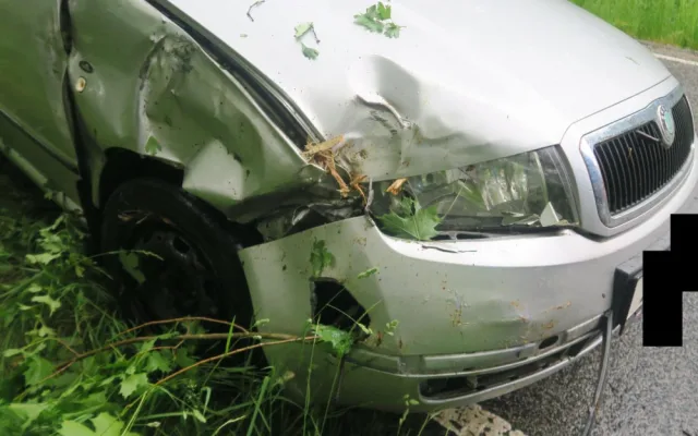 Řidič na Jablonecku usnul za volantem. Auto se převrátilo