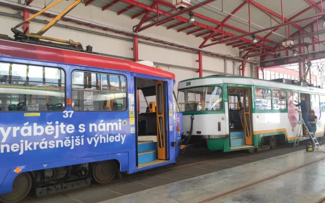 Na Den dětí jezdí v Liberci Sladká balonková tramvaj. Malé cestující čeká překvapení
