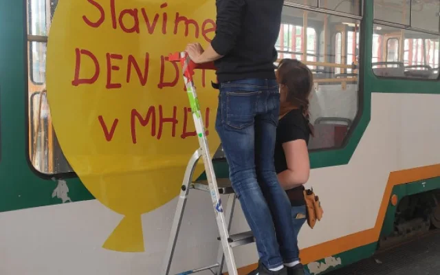 Na Den dětí jezdí v Liberci Sladká balonková tramvaj. Malé cestující čeká překvapení