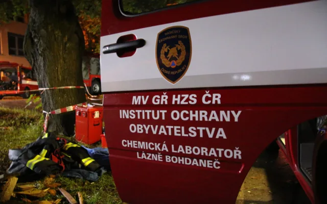 Detekční přístroje hasičů v Jablonci nic nezjistily. Měření pokračuje, místo hlídá policie