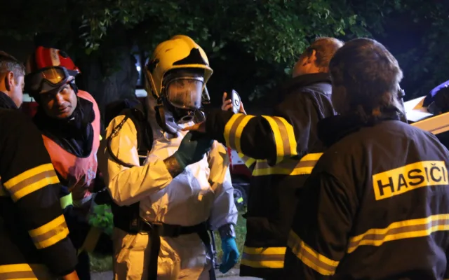 Detekční přístroje hasičů v Jablonci nic nezjistily. Měření pokračuje, místo hlídá policie