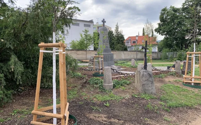 Proměna Zahrady vzpomínek. Nová lipová alej, obnovy se dočkal kříž s Kristem