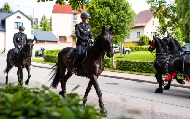 Svátku koní na Semilsku se zúčastnila i liberecká jízdní policie. V čele průvodu nesla prapory