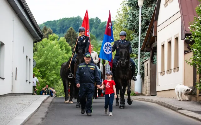 Svátku koní na Semilsku se zúčastnila i liberecká jízdní policie. V čele průvodu nesla prapory