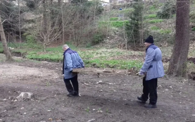 Vězni už sedm let pomáhají uklízet Liberec. Nedávno vyčistili lesopark, pomohou u cyklostezky