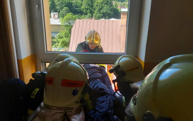 Studený kouř, pohřešované osoby i první pomoc. Hasiči cvičili požární zásah na školách v kraji