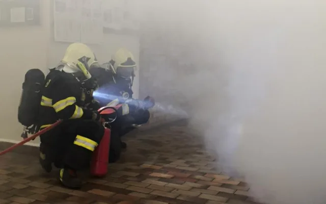 Studený kouř, pohřešované osoby i první pomoc. Hasiči cvičili požární zásah na školách v kraji