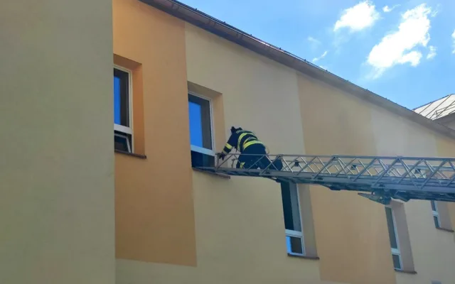 Studený kouř, pohřešované osoby i první pomoc. Hasiči cvičili požární zásah na školách v kraji