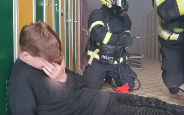 Studený kouř, pohřešované osoby i první pomoc. Hasiči cvičili požární zásah na školách v kraji