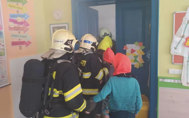 Studený kouř, pohřešované osoby i první pomoc. Hasiči cvičili požární zásah na školách v kraji